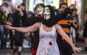 337109_des-etudiants-manifestent-a-montreal-avec-des-masques-symbolisant-le-mouvement-des-pirates-informatiques-anonymous-le-31-mai-2012